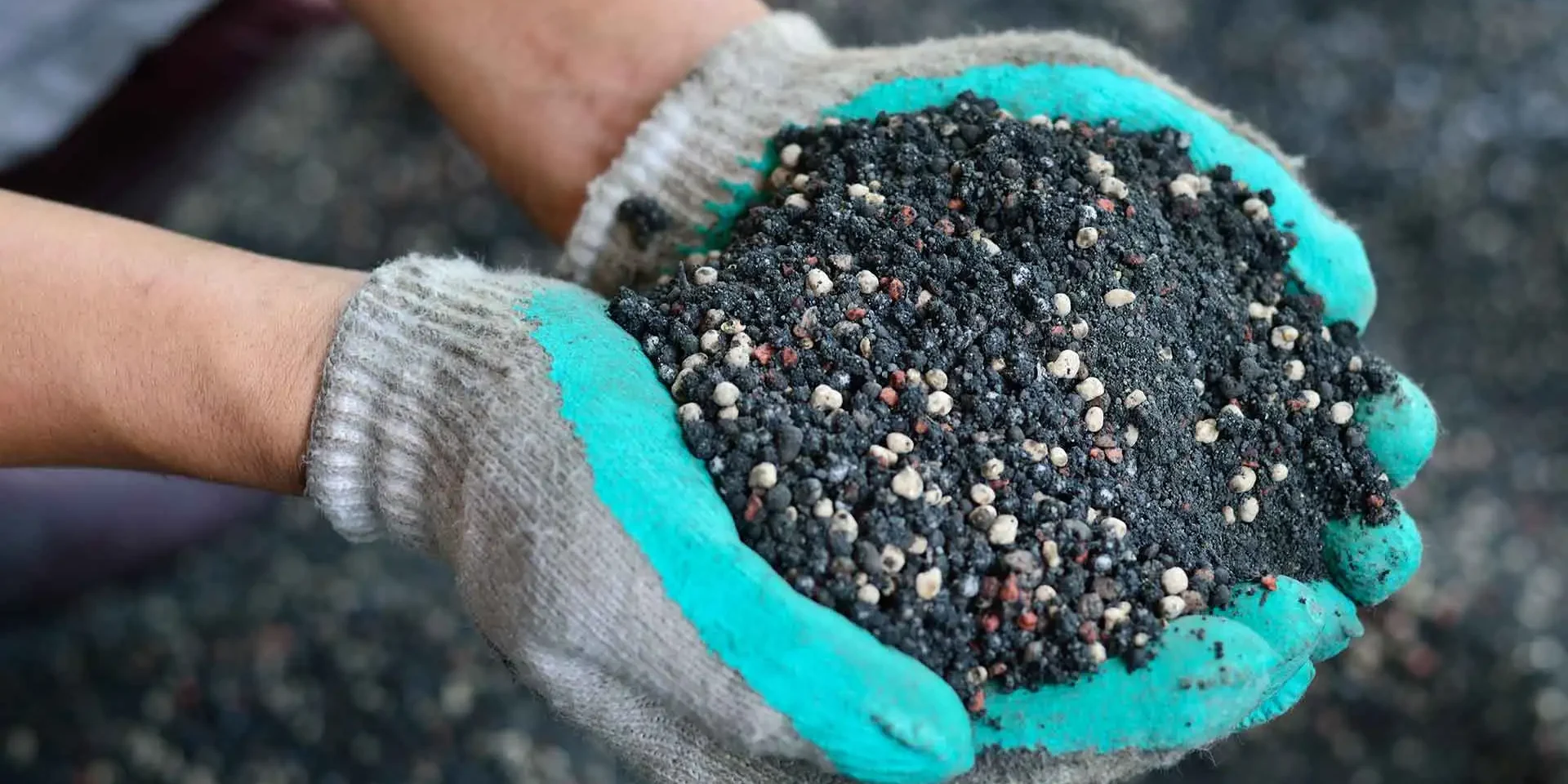 banner-2-handfuls-fertilizer