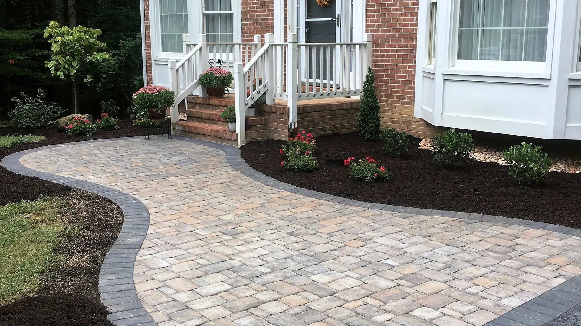 banner-paved-patio-surrounded-by-mulch