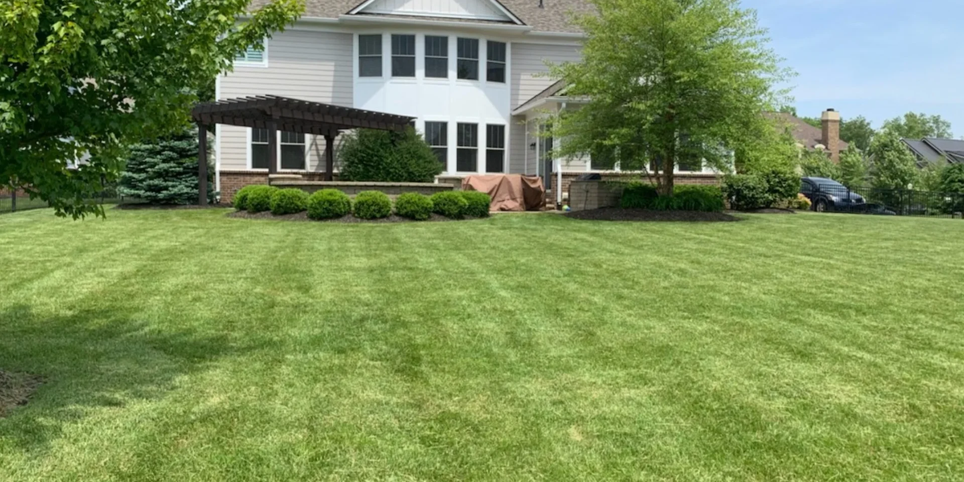 banner-residential-lawn-with-healthy-grass-and-trees